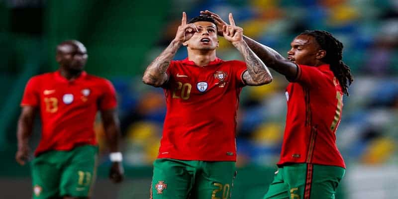 Hậu vệ phải là Joao Cancelo